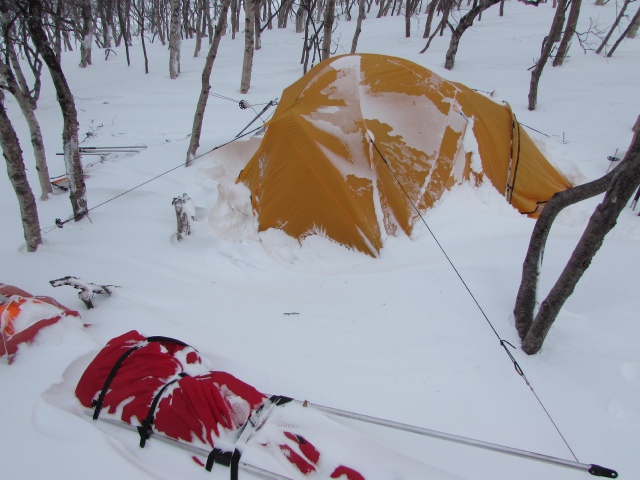 Plaisir du camping sur neige